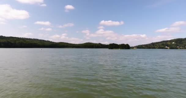 Timelapse. Perto da água. A sobrevoar o lago. Paisagem florestal — Vídeo de Stock