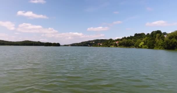 Latające nad jezioro. Countryside krajobraz — Wideo stockowe