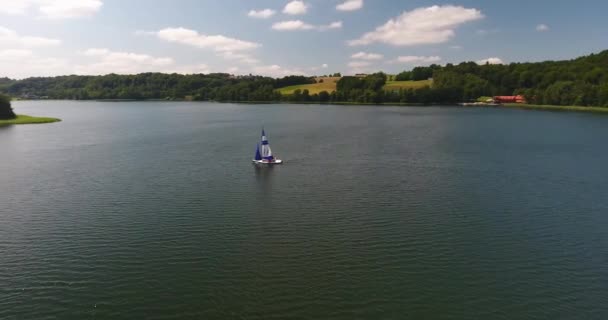 Velero de vela en el maravilloso lago del bosque — Vídeos de Stock