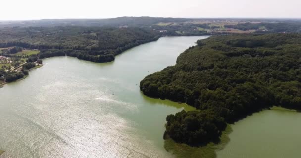 Reflexión solar en el lago. Vista aérea — Vídeos de Stock