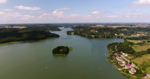 Lake Valley In Rural Quartiere. Panorama aereo girato — Video Stock