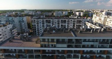 Avlu görünümü. Aşağı yavaş dron Tilt: Varşova, Polonya