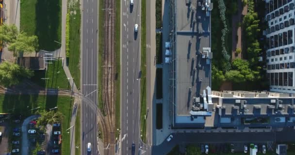 Εναέρια Κηφήνας Shot Στέγες Και Κυκλοφορία Στον Δρόμο Βαρσοβία Πολωνία — Αρχείο Βίντεο