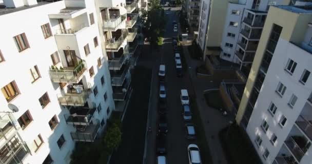 Close Tilt Neer Straat Met Geparkeerde Auto Gebouwen Warschau Polen — Stockvideo