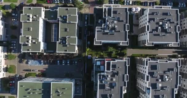 Napowietrznych Drone widok na dachy w przedmieścia — Wideo stockowe