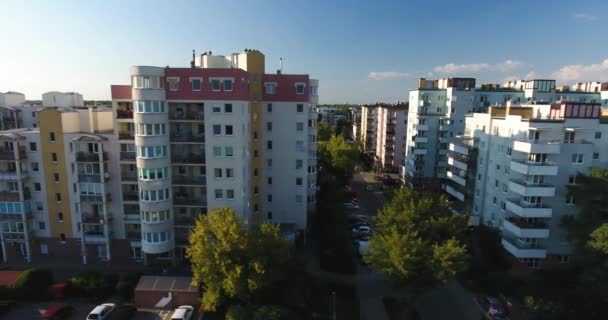 Panorama van verlaten gebouwen. Luchtfoto kant verkeer — Stockvideo