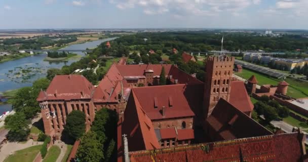 Hermosa vista del drone del castillo rojo grande — Vídeos de Stock