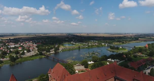 Volando por encima del castillo de la orden teutónica en Malbork — Vídeo de stock