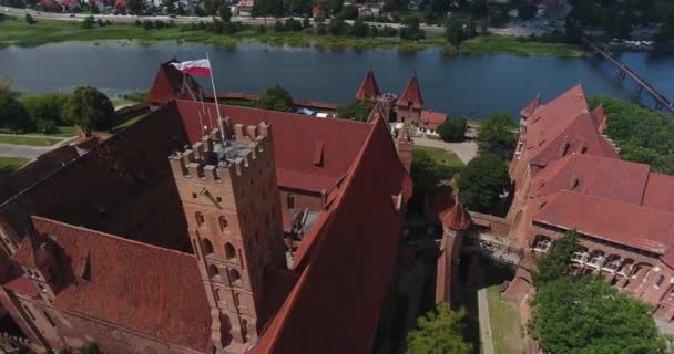 Luchtfoto van het middeleeuws kasteel Malbork rood — Stockvideo