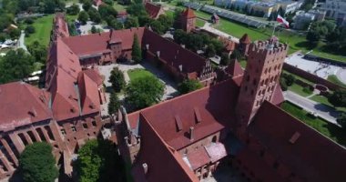 Malbork Castle görünümünü ortaya çıkarır. Büyük inşaat