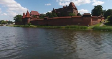 Uçan üzerinde nehir. Malbork Ortaçağ kale görünümü