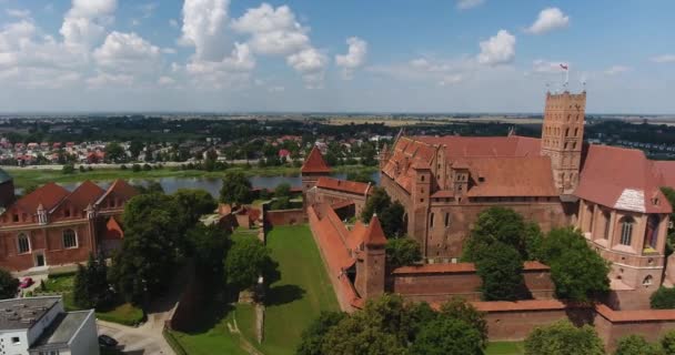 Vista lateral do castelo medieval gótico na Polônia. Tiro aéreo — Vídeo de Stock