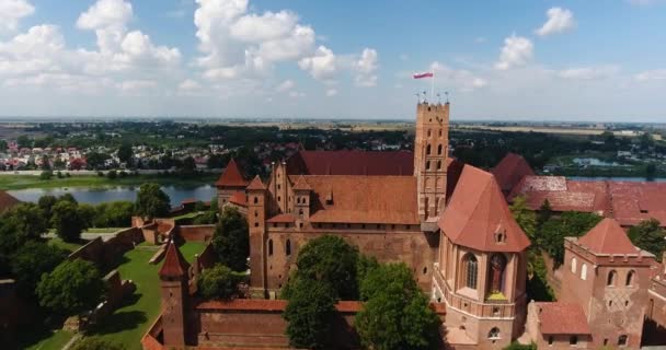 Volando por encima de enorme castillo en Polonia — Vídeo de stock