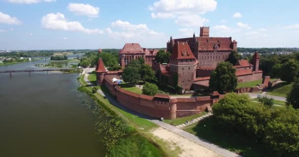 Mooie luchtfoto van het hele kasteel In Malbork — Stockvideo