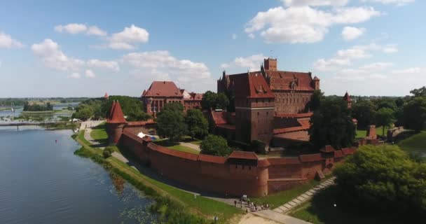 Hermoso castillo de estilo gótico. Vista aérea — Vídeo de stock