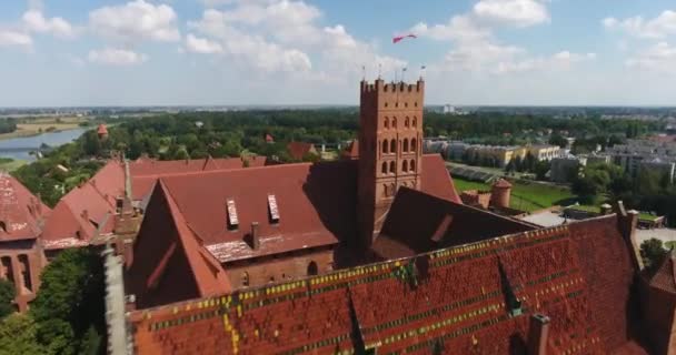 Vlajka Polsko na věž křižácký hrad Malbork — Stock video