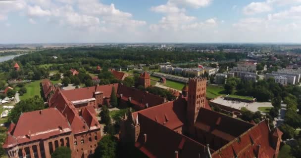 Volando sobre el castillo de Malbork. Inclinarse hacia abajo — Vídeos de Stock
