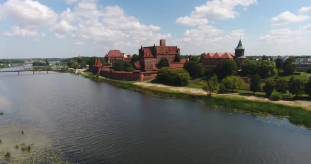 Letecké Panorama hrad rytířů v Malborku — Stock video