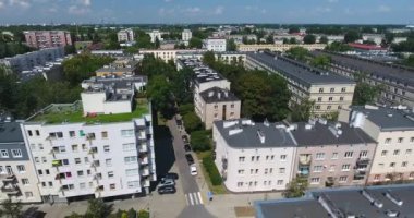 Zavallı apartman blokları. Havadan görünümü. Düşük Konutları: Varşova, Polonya