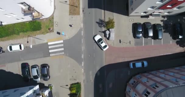 Vertical Coche Corriendo Por Calle Barrio Residencial Varsovia Polonia — Vídeo de stock