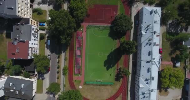 空的足球场在公寓区 顶向下鸟瞰图 波兰华沙 — 图库视频影像