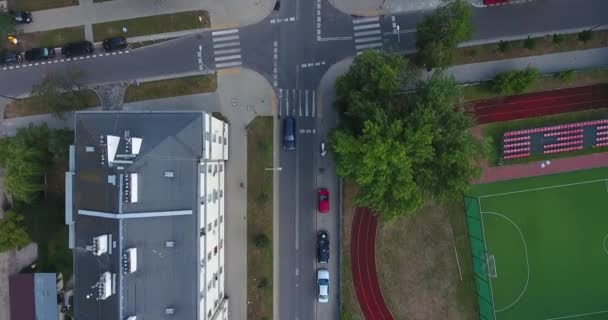 Következő Autó Egy Úton Függőleges Légi Fölött Drone Lövés Varsó — Stock videók