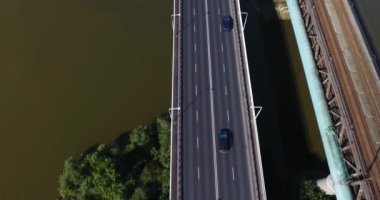 Bir köprü güneşli hava takip trafik. Uçağın Shot