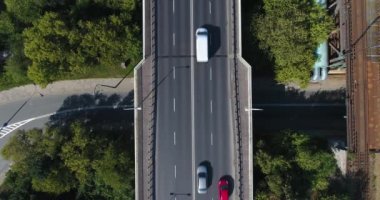 Hava dikey yol Üstgeçit. Rota meşgul. Yukarıdan aşağı atış. Güzel açı