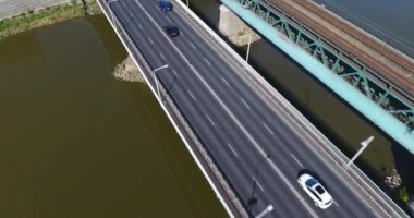 Güneşli köprüde trafik havadan görünümü
