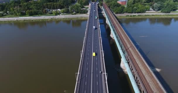 Aérea: Puente de tráfico y puente ferroviario en el día soleado — Vídeos de Stock