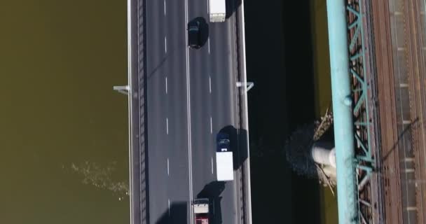 Luchtfoto Overhead bijhouden van zwarte auto op een brug — Stockvideo