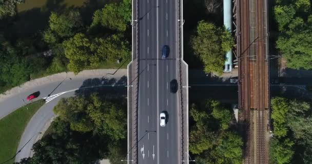 Straight neerkijkt. Snijpunt van de brug. Onthullende brug en stad — Stockvideo