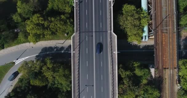 Aerial vertikal trafik överfart och järnvägsbron. Flyger upp — Stockvideo