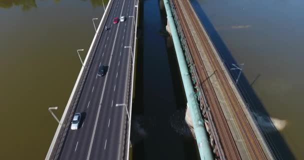 A perseguir um carro numa ponte. Drone aéreo disparado — Vídeo de Stock