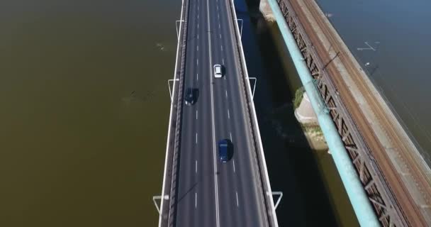 Auto pronásledování na mostě. Letecká Drone zobrazení — Stock video