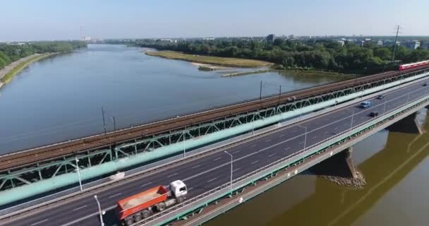 Tren de pasajeros que se mueve en un puente a través del río, aéreo — Vídeos de Stock