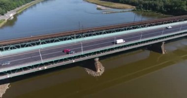 Anteni: Güneşli bir günde bir köprüde giden trafiğe