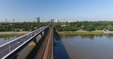 Rush bir köprü araçlarda bir kadeh. Şehir Panorama. Uçan üzerinde Nehri