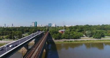 Kamera doğru hareket motosiklet. Hava uçuş üzerinde köprü