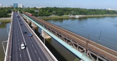 Kamera doğru bir köprü üzerinde çalışan yolcu treni. Hava atışı