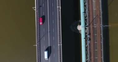 Demiryolu ve trafik köprü havai görünümü