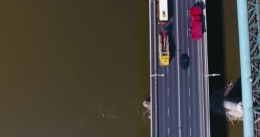 Köprüde chasing trafik. Şehir görüntüsünü ortaya