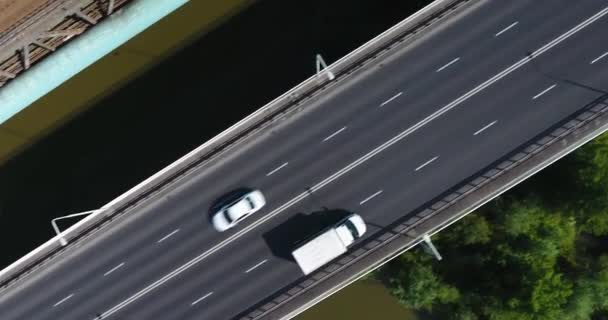 Vertikala Close Up Bridge och trafikflöde — Stockvideo