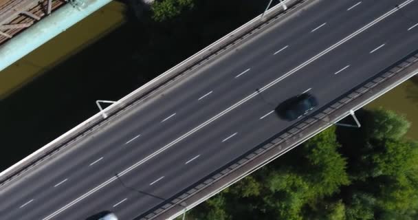 Aerial Top Down Shot Of Bridge Over River (en inglés). Tráfico va — Vídeos de Stock