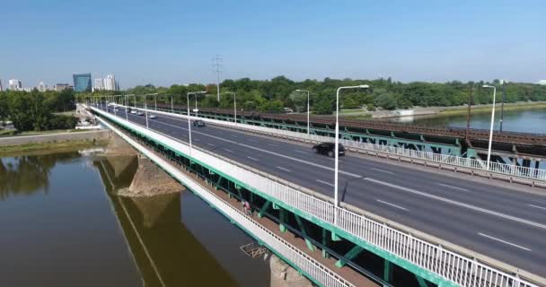 Utsikt över bron med rörliga trafiken på den soliga dag — Stockvideo