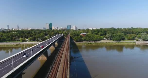 Schnellschuss von Fahrzeugen auf einer Brücke. Stadtpanorama. Überflug des Flusses — Stockvideo