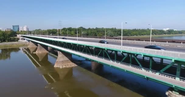 Flygande mot två nivå trafik bron i Warszawa — Stockvideo