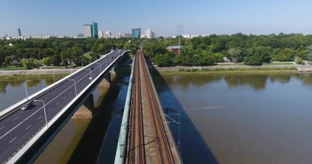 Aéreo: Veículo que se move em uma ponte. O carro está a sair da moldura. Inclinando para baixo — Vídeo de Stock