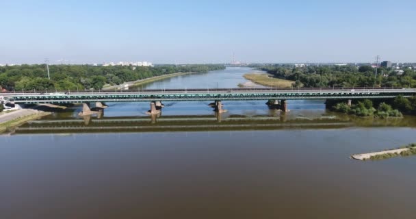 Προβολή προφίλ γέφυρα πάνω στον ποταμό. Εναέρια πλάγια όψη — Αρχείο Βίντεο