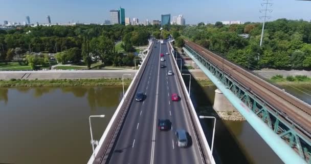 Coche moviéndose hacia la cámara aérea en un puente — Vídeo de stock